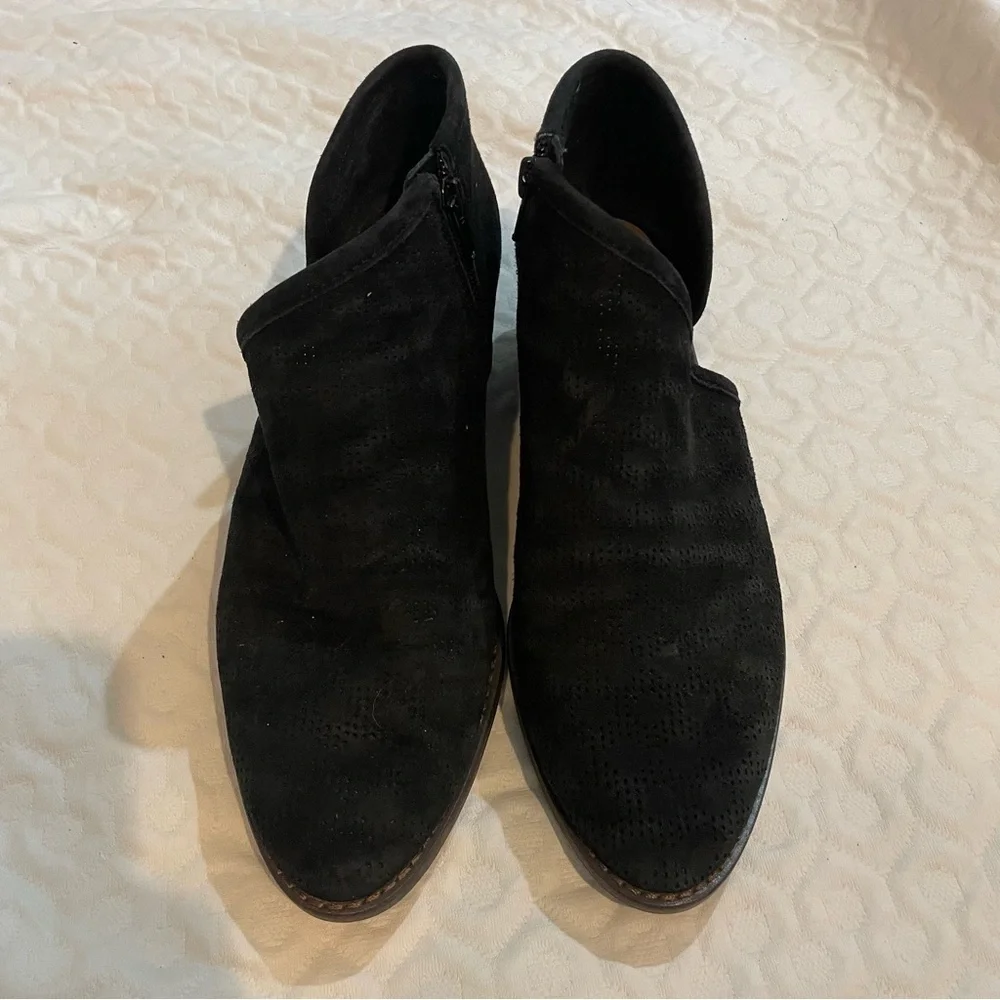 Lucky Brand Women’s 8.5 Black Suede Ankle Booties Perforated Heeled Shoes - Picture 2 of 7